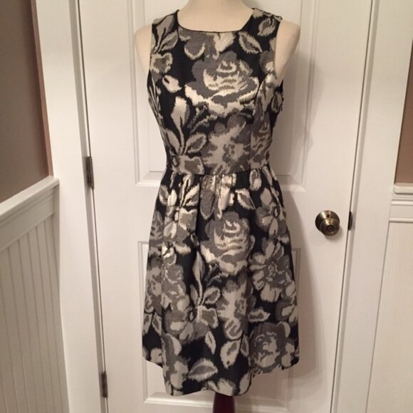 TABITHA ANTHROPOLOGIE DRESS BLACK GRAY FLORAL FIT & FLARE SLEEVELESS Size 6 - Picture 1 of 7
